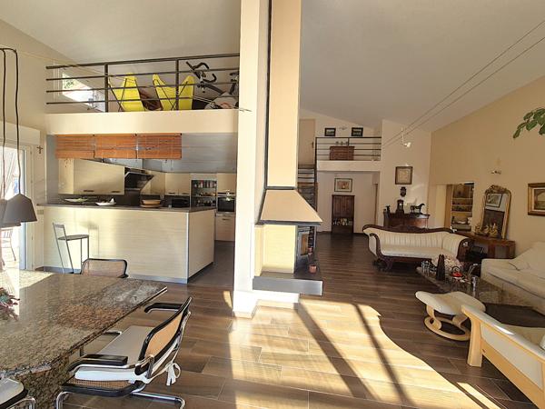 Villa 4 faces sur 3300 m² de terrain !