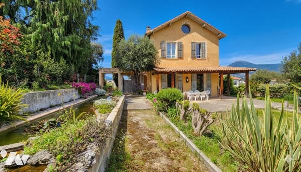 Colline de Pessicart - Villa de 220 m² avec piscine et deux dépendances habitables de 50 m² !