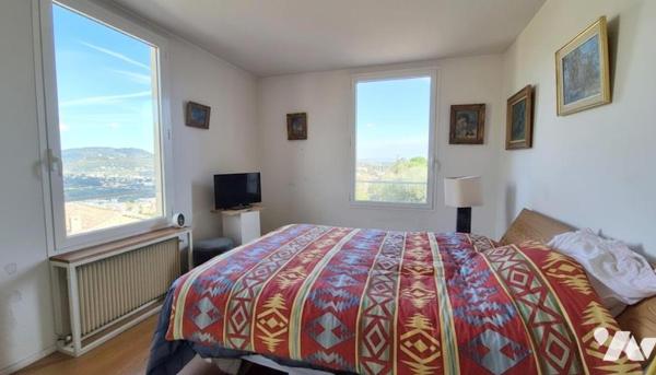 Colline de Pessicart - Villa de 220 m² avec piscine et deux dépendances habitables de 50 m² !