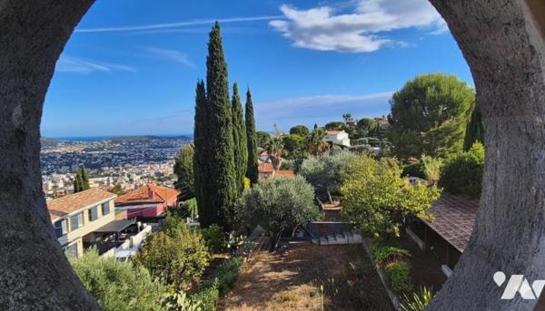 Colline de Pessicart - Villa de 220 m² avec piscine et deux dépendances habitables de 50 m² !