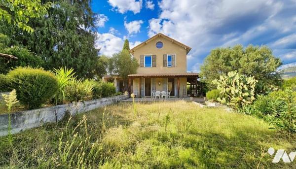 Colline de Pessicart - Villa de 220 m² avec piscine et deux dépendances habitables de 50 m² !