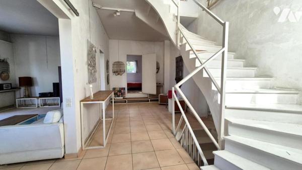 Colline de Pessicart - Villa de 220 m² avec piscine et deux dépendances habitables de 50 m² !