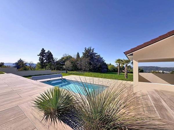 Maison contemporaine avec vue.