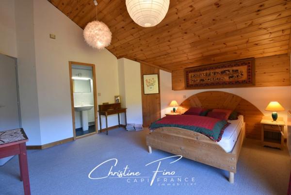 SERRE CHEVALIER- LA SALLE LES ALPES : majestueuse maison avec piscine