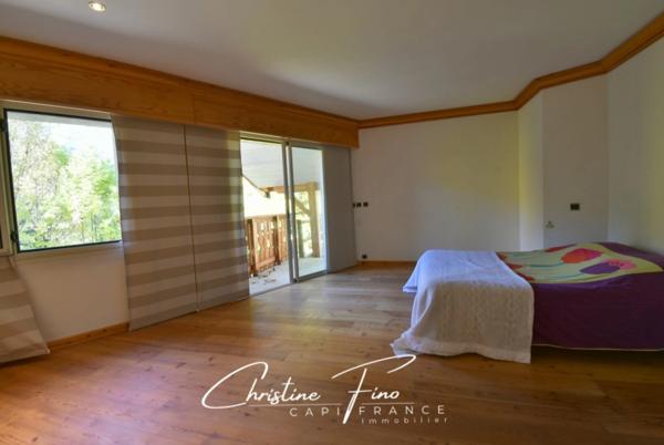 SERRE CHEVALIER- LA SALLE LES ALPES : majestueuse maison avec piscine