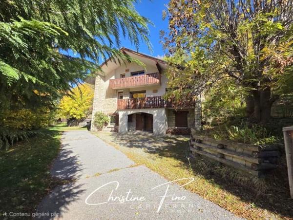 SERRE CHEVALIER- LA SALLE LES ALPES : majestueuse maison avec piscine