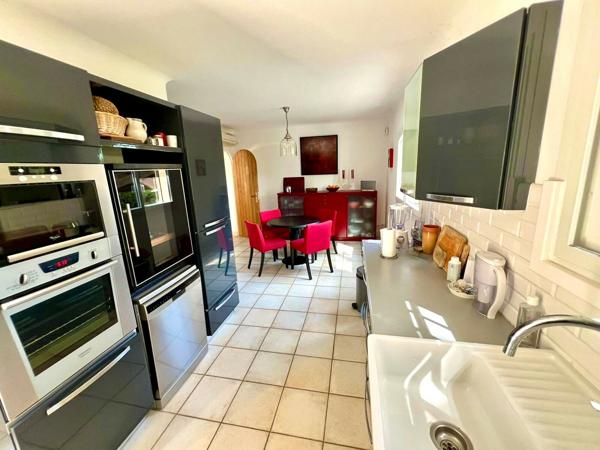 Saint-Aygulf-Côte d'Azur -propriété de caractère avec piscine à 100m de la mer !