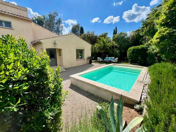 Saint-Aygulf-Côte d'Azur -propriété de caractère avec piscine à 100m de la mer !