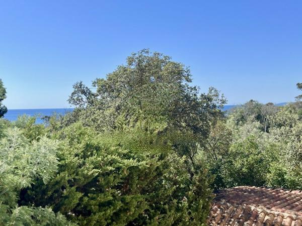 Saint-Aygulf-Côte d'Azur -propriété de caractère avec piscine à 100m de la mer !