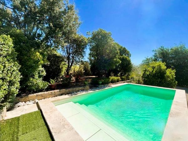 Saint-Aygulf-Côte d'Azur -propriété de caractère avec piscine à 100m de la mer !