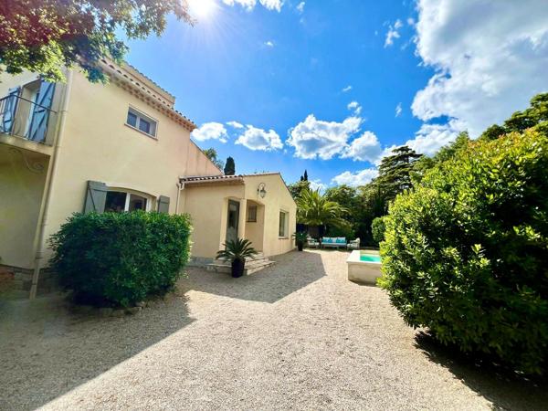 Saint-Aygulf-Côte d'Azur -propriété de caractère avec piscine à 100m de la mer !