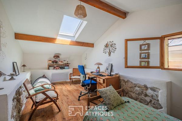 Maison de charme en pierre et son jardin secret en coeur de village
