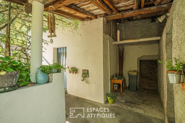 Maison de charme en pierre et son jardin secret en coeur de village