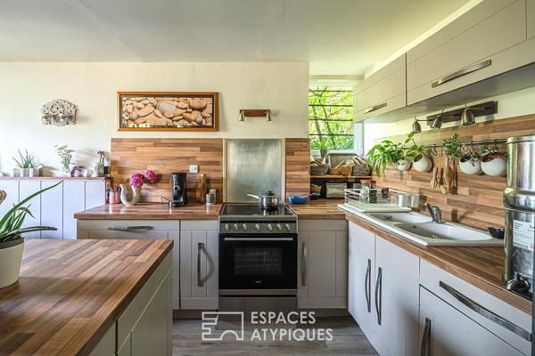 Maison de charme en pierre et son jardin secret en coeur de village