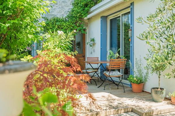 Maison de charme en pierre et son jardin secret en coeur de village