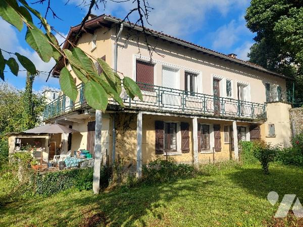 SAINT GAUDENS, proche centre-ville et commerces, ensemble immobilier composé de deux appartements.