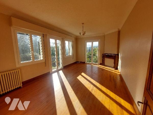 SAINT GAUDENS, proche centre-ville et commerces, ensemble immobilier composé de deux appartements.