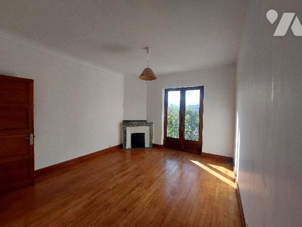 SAINT GAUDENS, proche centre-ville et commerces, ensemble immobilier composé de deux appartements.