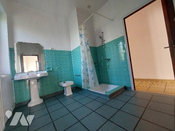 SAINT GAUDENS, proche centre-ville et commerces, ensemble immobilier composé de deux appartements.