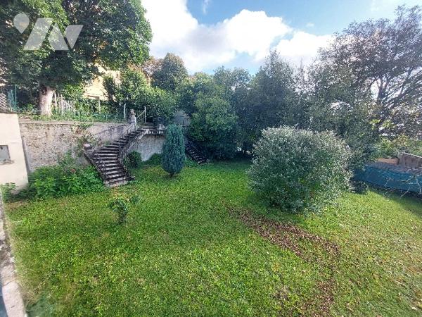 SAINT GAUDENS, proche centre-ville et commerces, ensemble immobilier composé de deux appartements.