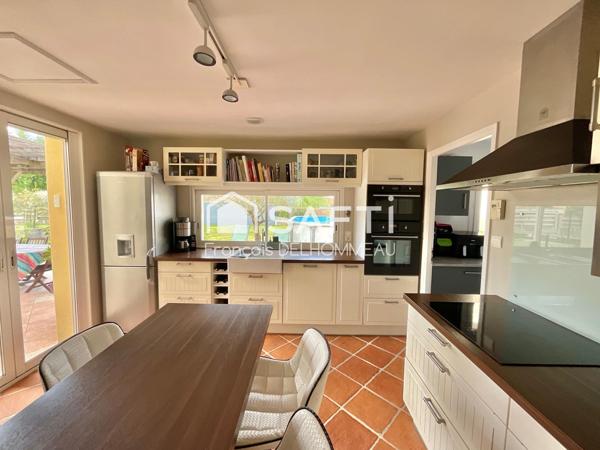 Maison de 141m2, 4 chambres, 1 bureau, garage sur une parcelle de 882m2