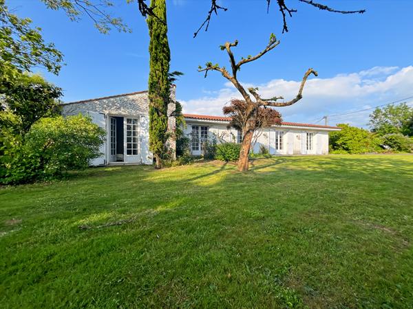 Maison familiale 5 pièces avec grands volumes, environnement verdoyant et terrain de plus de 1 540 m² ? Centre bourg de La Garnache