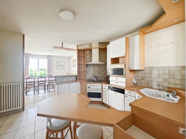 Maison familiale 5 pièces avec grands volumes, environnement verdoyant et terrain de plus de 1 540 m² ? Centre bourg de La Garnache
