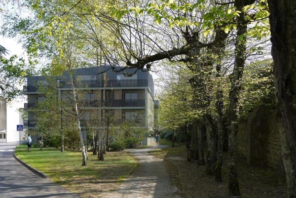 Proche Centre - Dans résidence récente - APPARTEMENT de type 2 avec petit jardin privatif