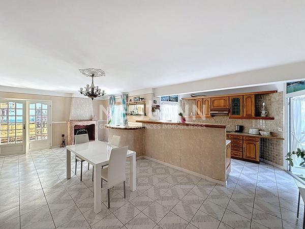 Villa d'exception de 398 m², 11 pièces, 7 chambres avec piscine, jardin & 3 garages sur un terrain de 1088 m², Quartier Calme et Résidentiel à Narbonnne