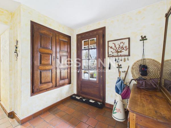 A vendre à Marmanhac, sur terrain d'environ 4000 m², maison de type 6 d'une surface de 157 m² avec carport, garage et piscine