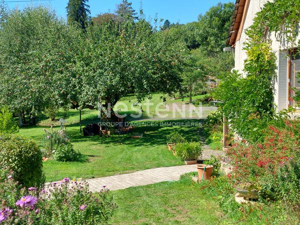 A vendre à Marmanhac, sur terrain d'environ 4000 m², maison de type 6 d'une surface de 157 m² avec carport, garage et piscine