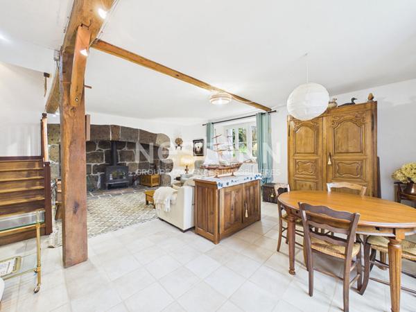 A vendre à Marmanhac, sur terrain d'environ 4000 m², maison de type 6 d'une surface de 157 m² avec carport, garage et piscine