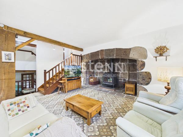 A vendre à Marmanhac, sur terrain d'environ 4000 m², maison de type 6 d'une surface de 157 m² avec carport, garage et piscine