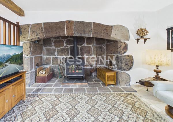 A vendre à Marmanhac, sur terrain d'environ 4000 m², maison de type 6 d'une surface de 157 m² avec carport, garage et piscine