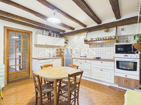 A vendre à Marmanhac, sur terrain d'environ 4000 m², maison de type 6 d'une surface de 157 m² avec carport, garage et piscine