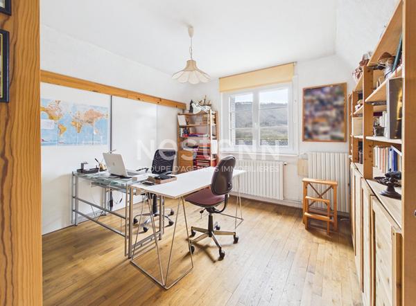 A vendre à Marmanhac, sur terrain d'environ 4000 m², maison de type 6 d'une surface de 157 m² avec carport, garage et piscine