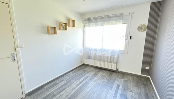 Maison familiale de plain-pied entièrement rénovée – cadre idéal à proximité des écoles et commodités