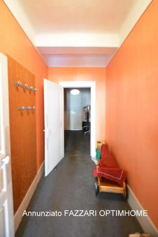 À vendre en exclusivité : Grande maison de ville historique à rénover, avec commerce – centre-ville de Stenay (proche Belgique et Luxembourg)