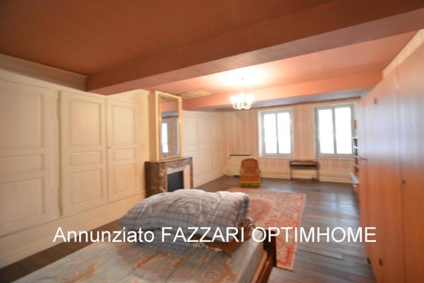 À vendre en exclusivité : Grande maison de ville historique à rénover, avec commerce – centre-ville de Stenay (proche Belgique et Luxembourg)