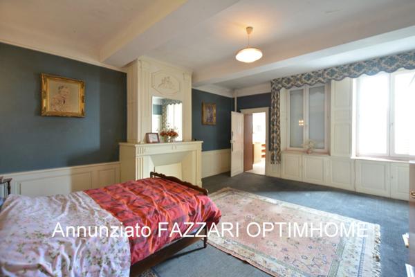 À vendre en exclusivité : Grande maison de ville historique à rénover, avec commerce – centre-ville de Stenay (proche Belgique et Luxembourg)