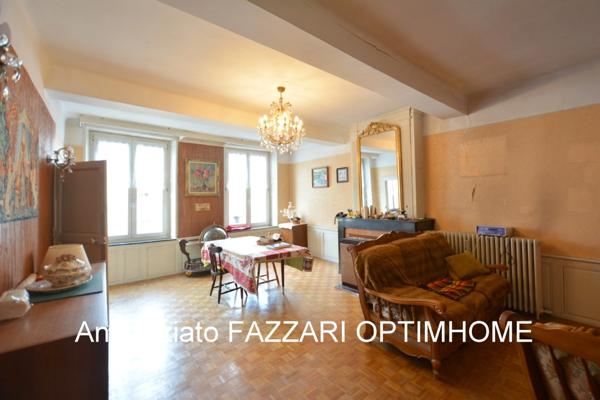 À vendre en exclusivité : Grande maison de ville historique à rénover, avec commerce – centre-ville de Stenay (proche Belgique et Luxembourg)