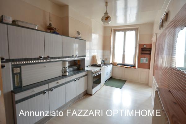 À vendre en exclusivité : Grande maison de ville historique à rénover, avec commerce – centre-ville de Stenay (proche Belgique et Luxembourg)