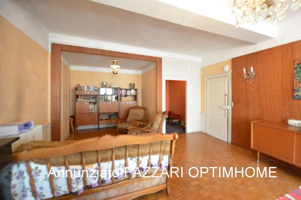 À vendre en exclusivité : Grande maison de ville historique à rénover, avec commerce – centre-ville de Stenay (proche Belgique et Luxembourg)