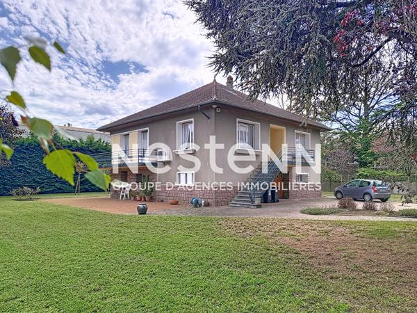 Grande maison T5 avec 3 chambres, un garage, une buanderie et une cave - 69500 BRON