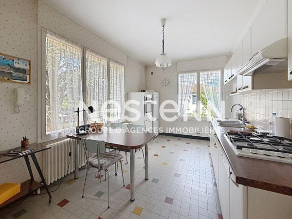 Grande maison T5 avec 3 chambres, un garage, une buanderie et une cave - 69500 BRON