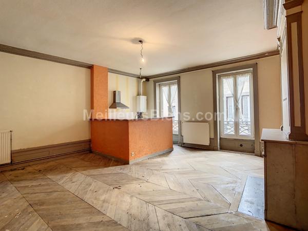 Appartement avec cour à rénover