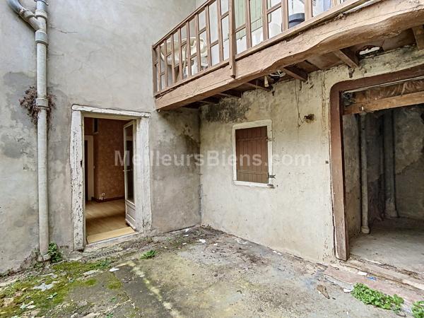 Appartement avec cour à rénover