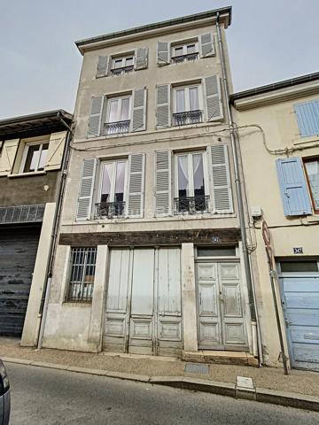 Appartement avec cour à rénover