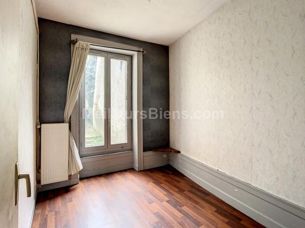 Appartement avec cour à rénover