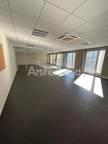 Bureaux à louer à Roubaix immeuble récent proche métro et axes rapides